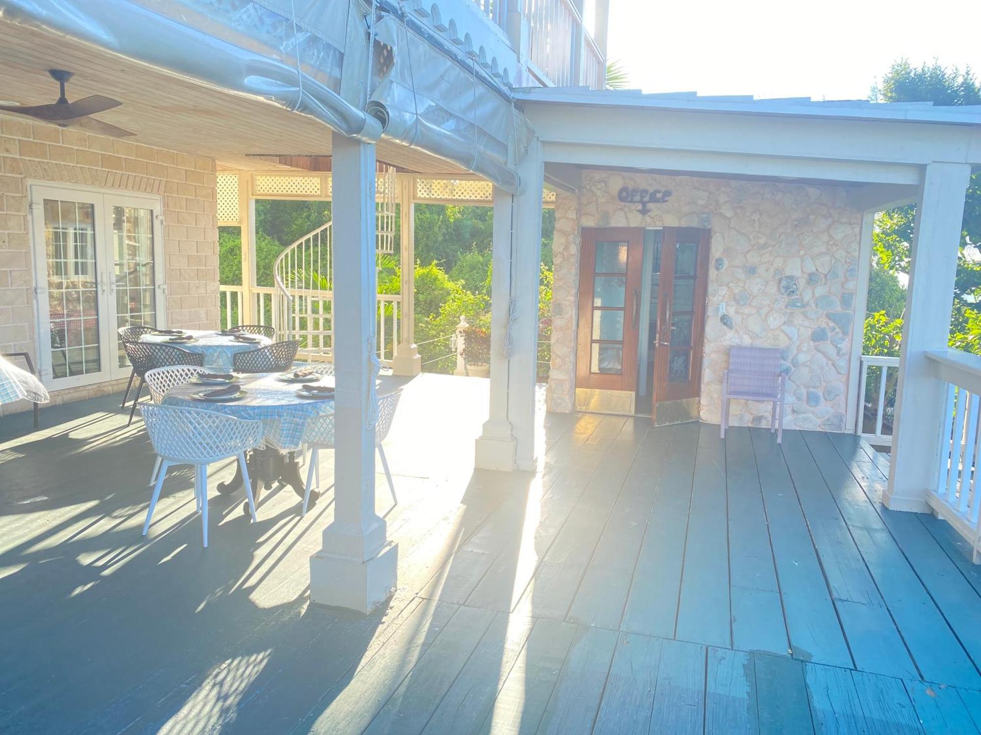 A Stone'S Throw Away Hotel Nassau Bagian luar foto